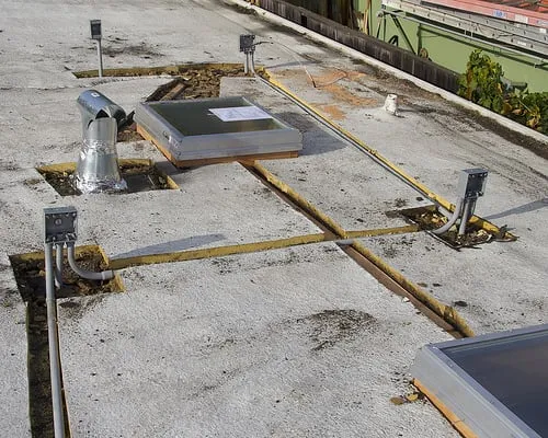 Licensed electrician providing circuit breaker repair in , 