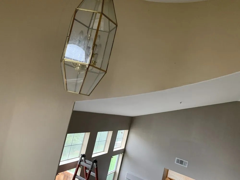 Emergency electrician providing circuit breaker repair in , 