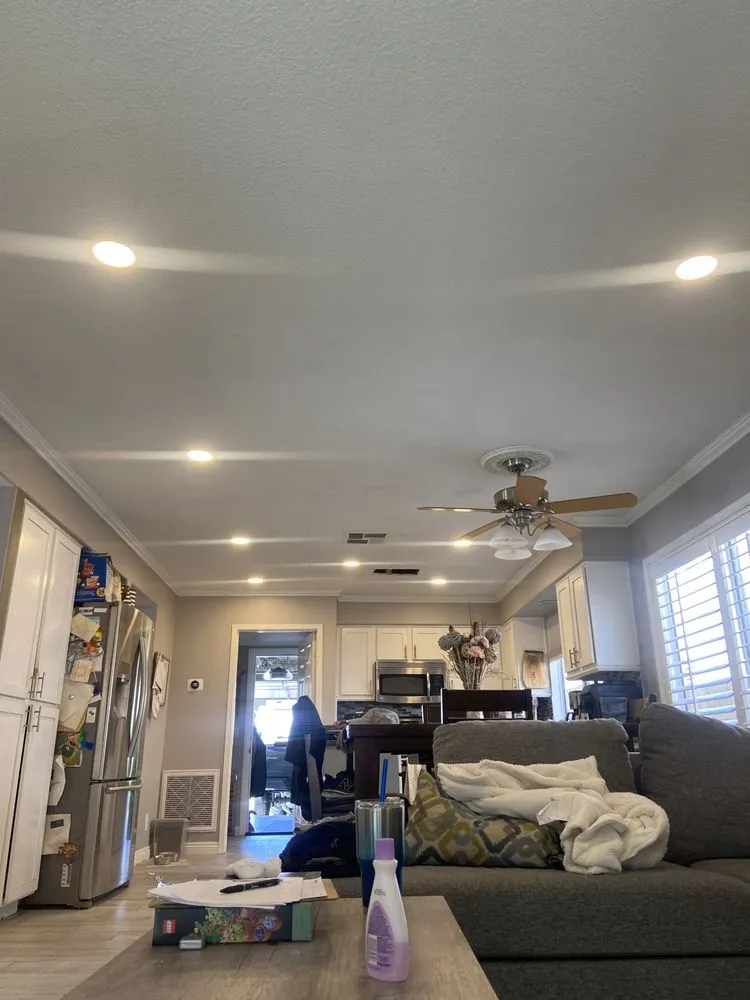 Emergency electrician providing electrical repair in , 