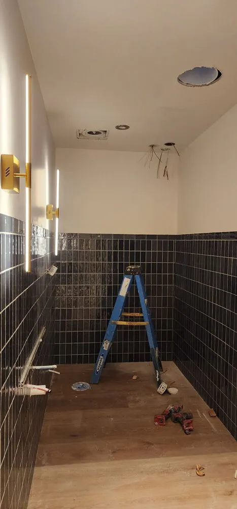 Trusted electrician providing emergency electrical service in , 