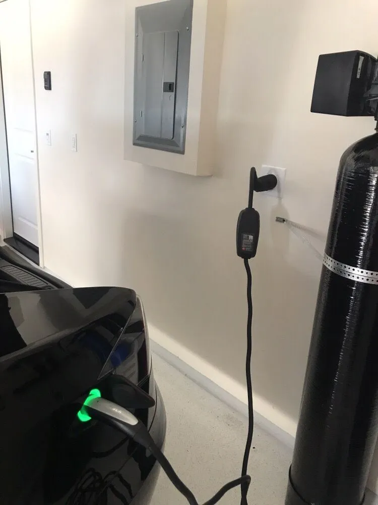 Expert electrician providing circuit breaker repair in , 