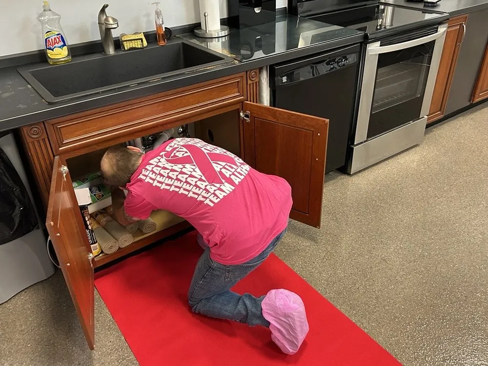 Professional electrician providing circuit breaker repair in , 