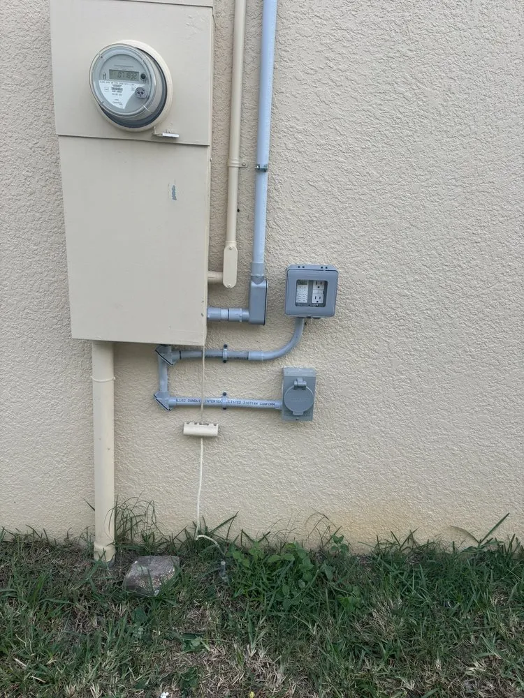 Emergency electrician providing emergency electrical service in , 