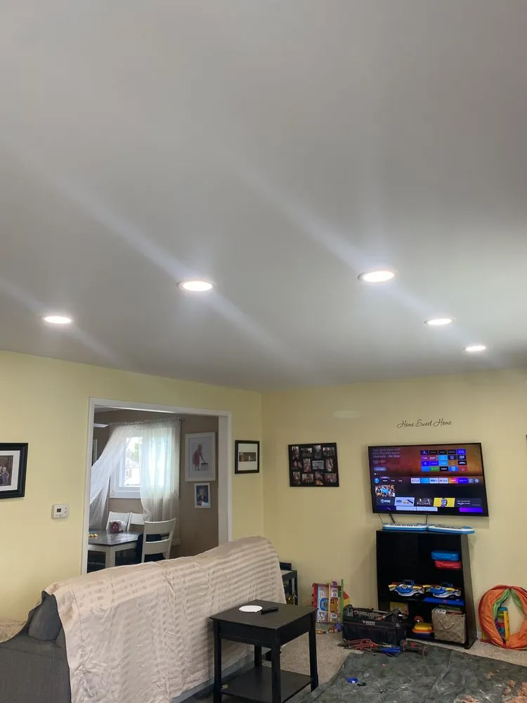 Licensed electrician providing electrical repair in , 