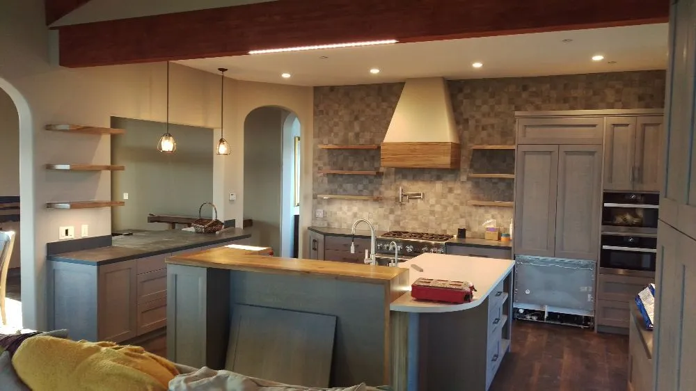 Licensed electrician providing electrical repair in , 