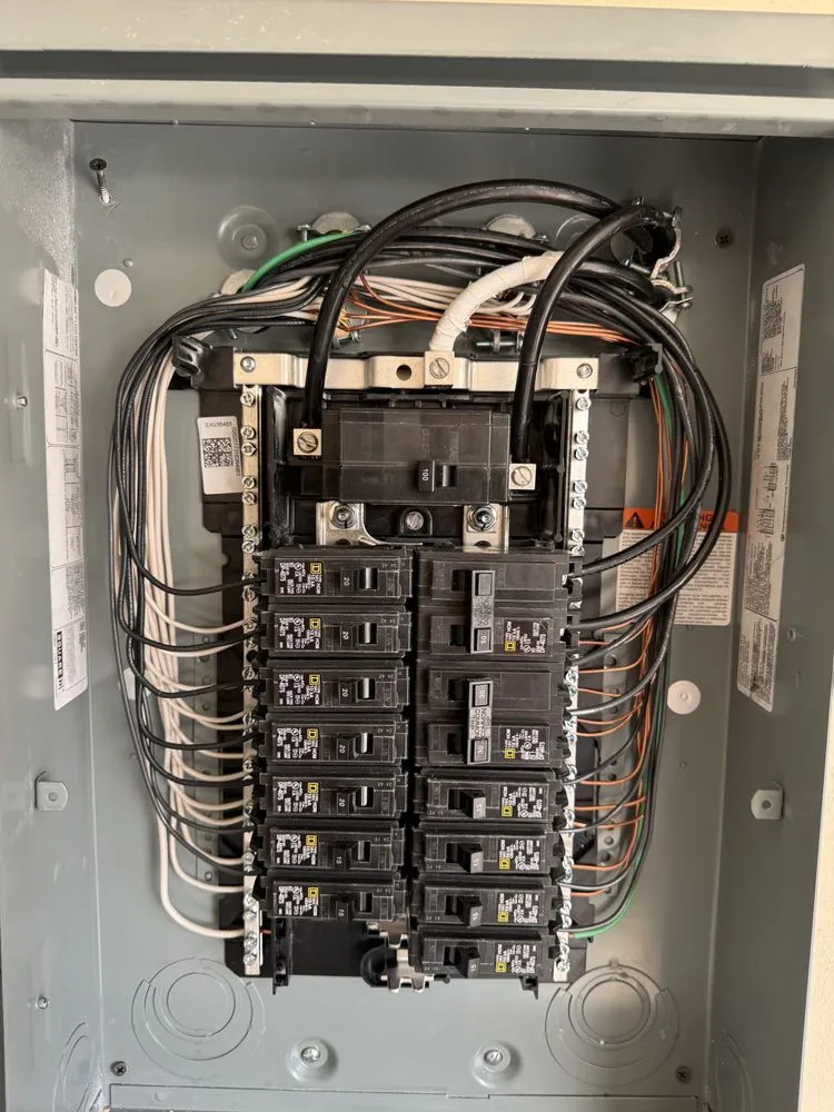 Licensed electrician providing circuit breaker repair in , 
