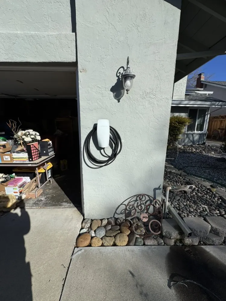 Emergency electrician providing circuit breaker repair in , 