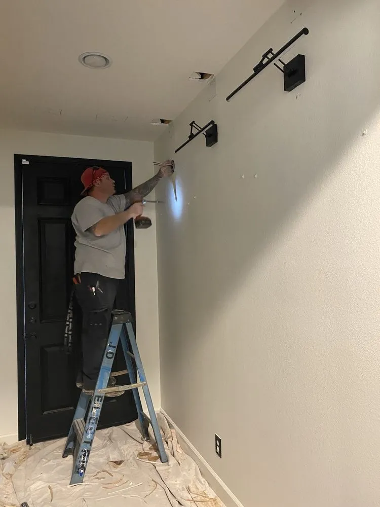 Affordable electrician providing electrical repair in , 