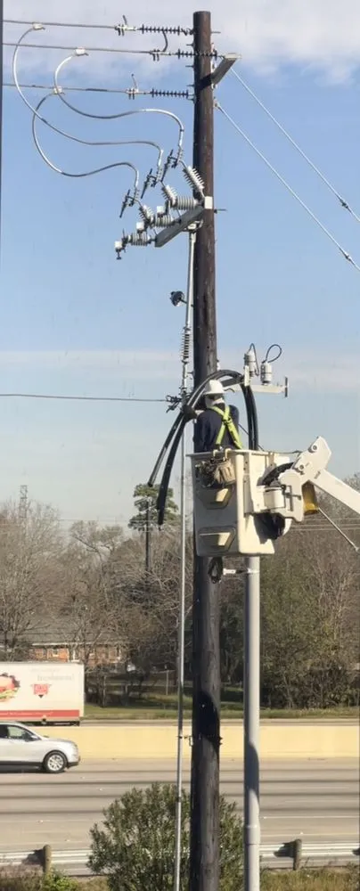 Professional electrician providing circuit breaker repair in , 