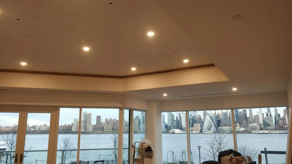 Emergency electrician providing circuit breaker repair in , 