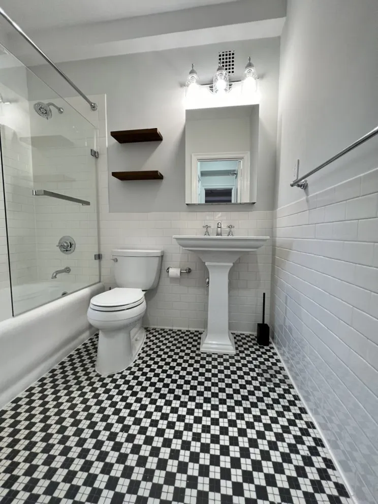 Licensed electrician providing circuit breaker repair in , 