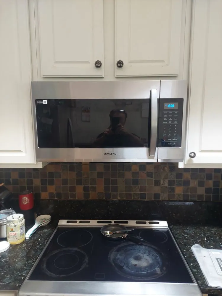 Affordable electrician providing emergency electrical service in ,