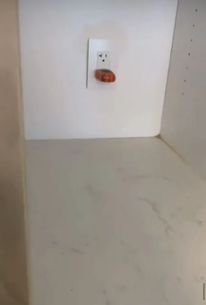 Slide of AMJ Electricians