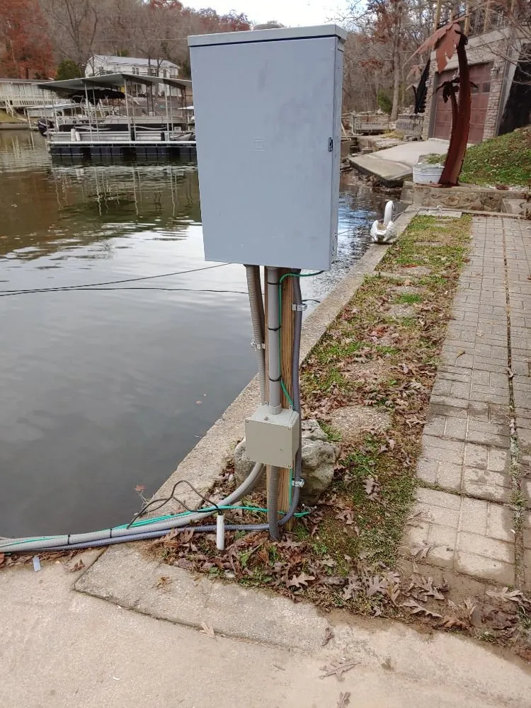 Licensed electrician providing circuit breaker repair in ,