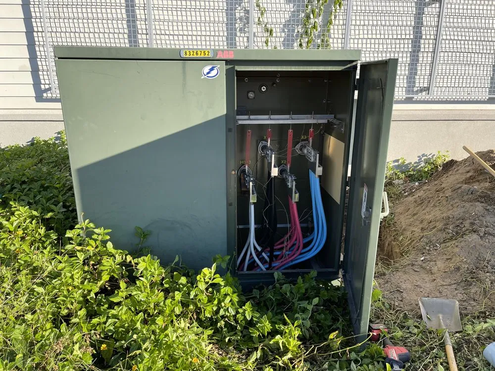 Emergency electrician providing circuit breaker repair in Buena Ventura Lakes, FL - Amt Electric