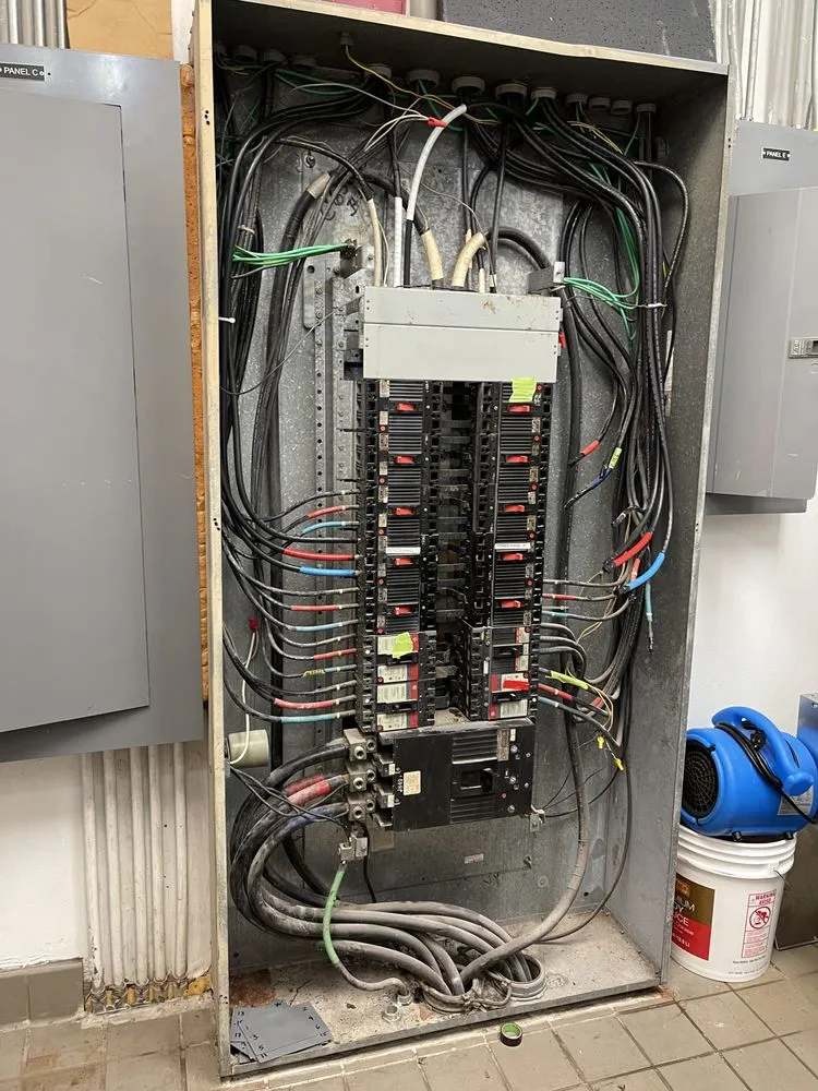 Professional electrician providing circuit breaker repair in Buena Ventura Lakes, FL - Amt Electric