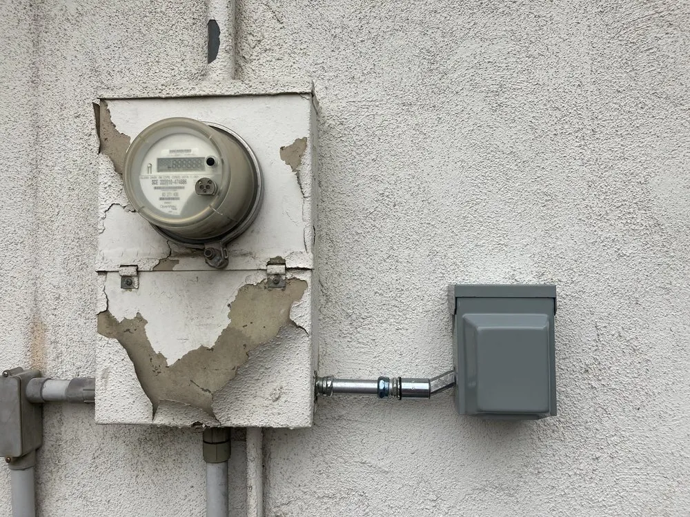 Certified electrician providing emergency electrical service in La Canada, CA - Anavar Electric
