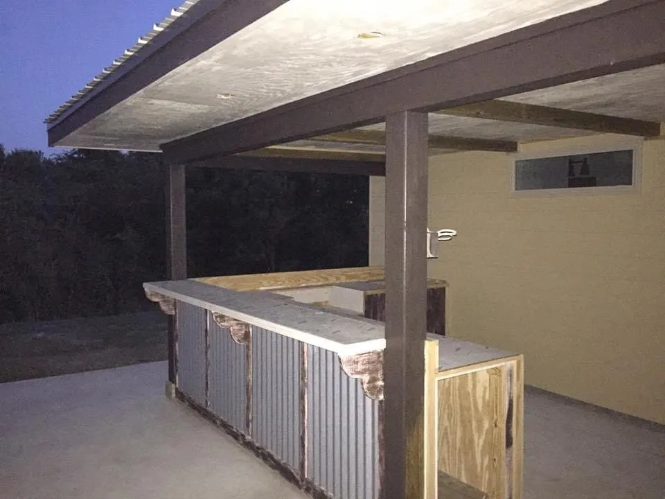 Licensed electrician providing circuit breaker repair in , 