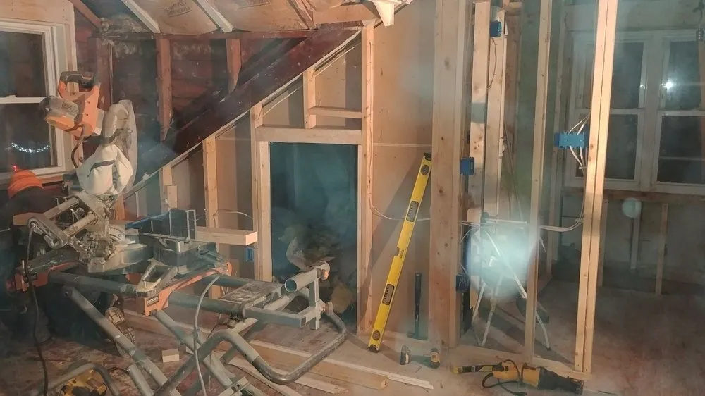 Licensed electrician providing emergency electrical service in , 