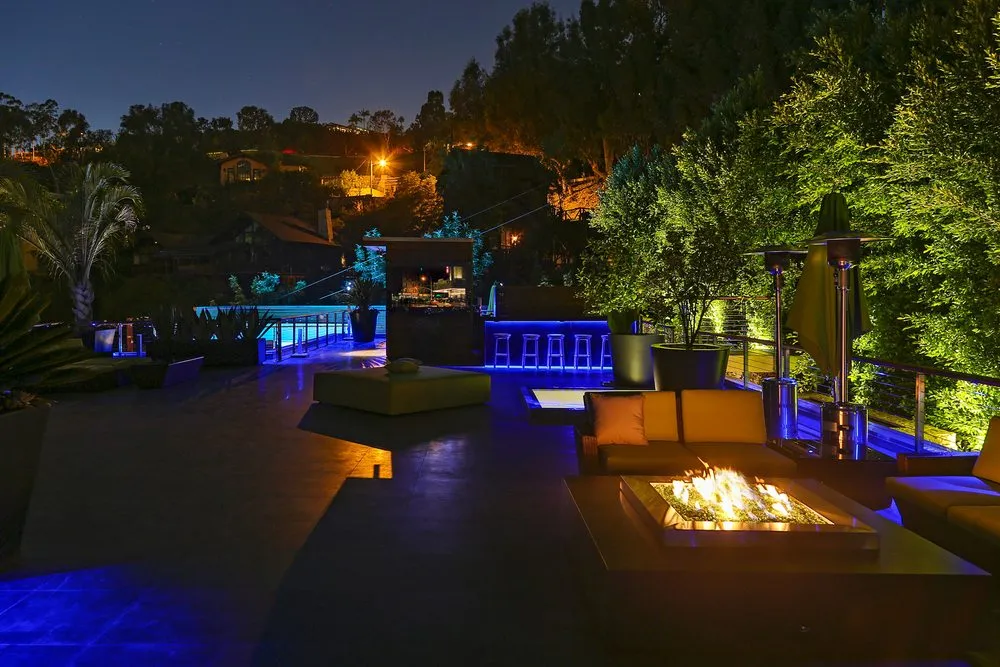 Professional electrician providing electrical repair in , 