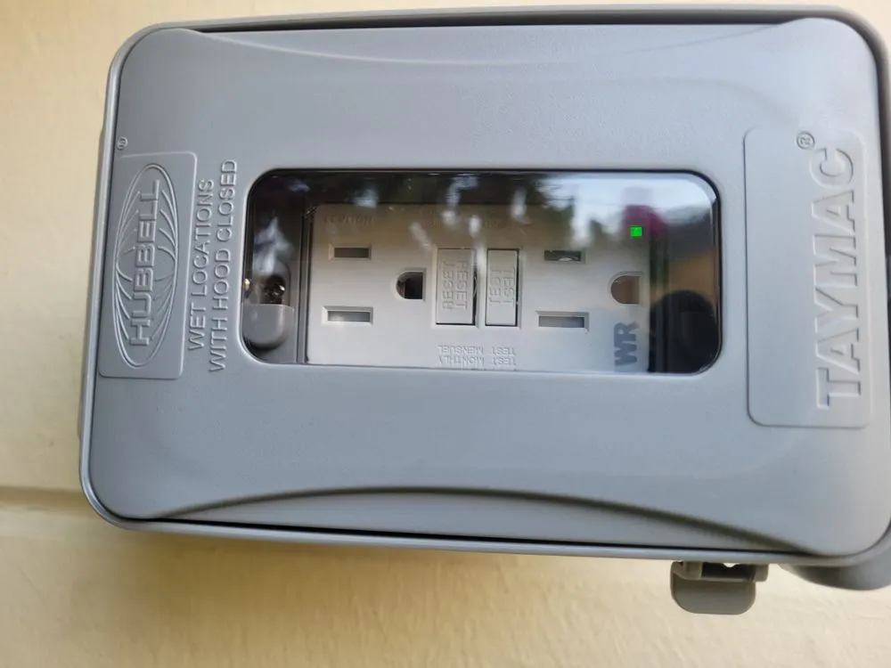 Emergency electrician providing electrical repair in , 