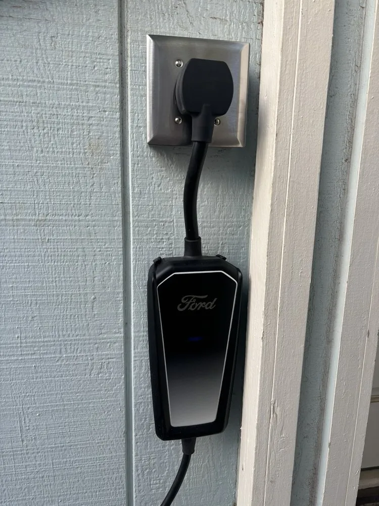 Professional electrician providing electrical repair in Urban Honolulu, HI - Apex Electric