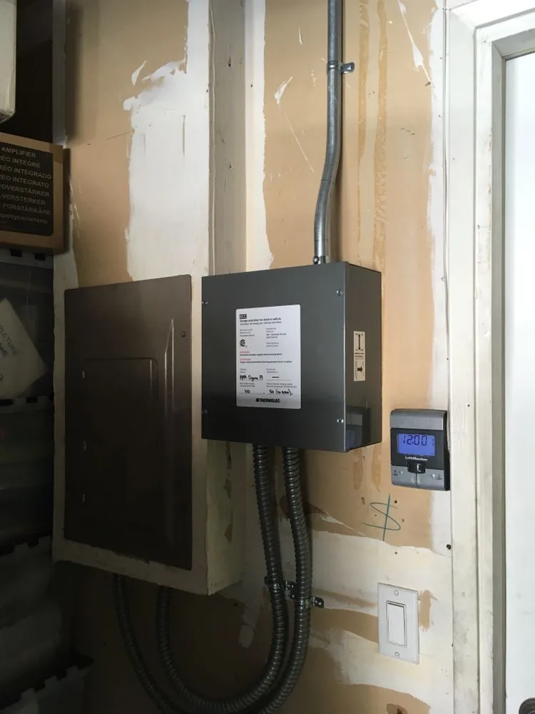 Emergency electrical service for homes in outlet and switch repair, by