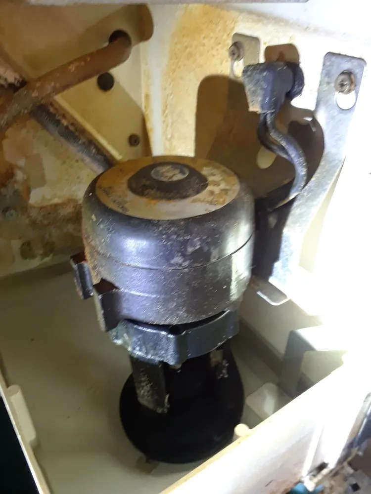 Licensed electrician providing circuit breaker repair in , 