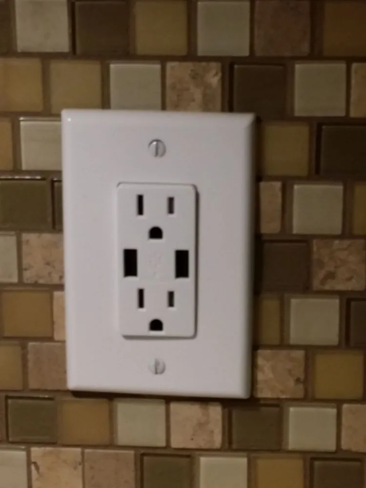 Emergency electrician providing circuit breaker repair in ,