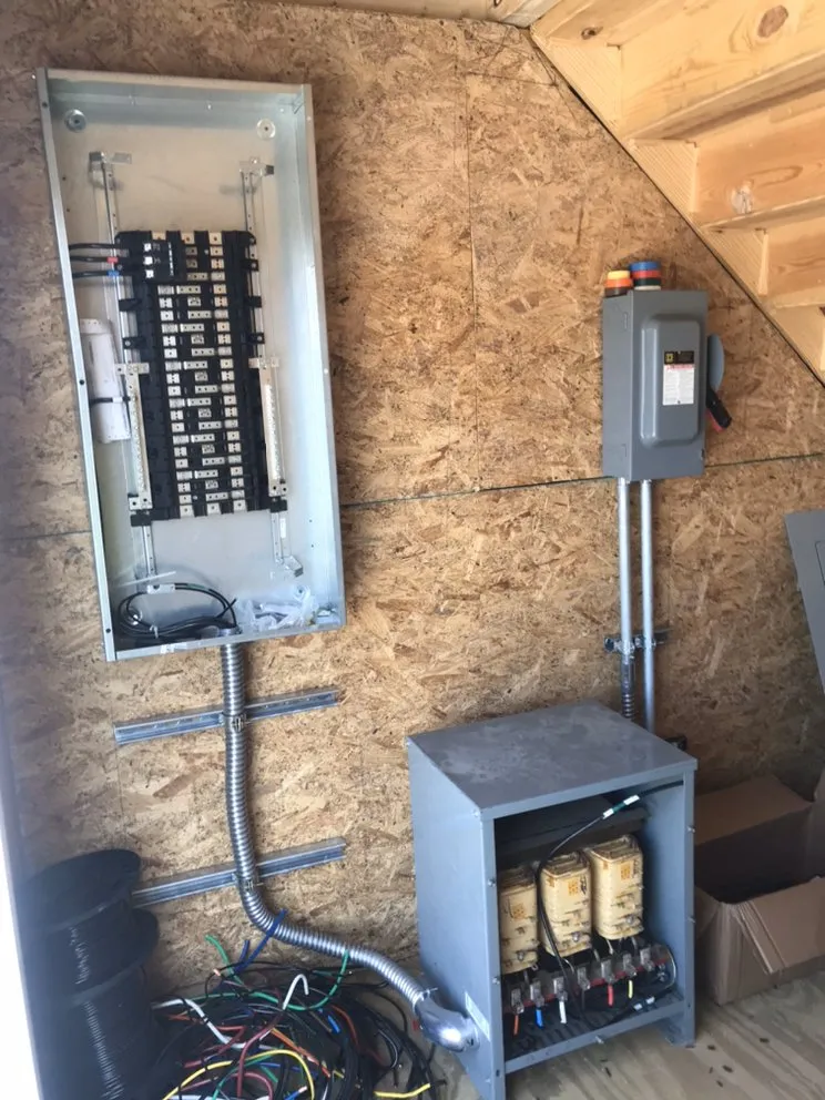 Expert electrician providing emergency electrical service in , 