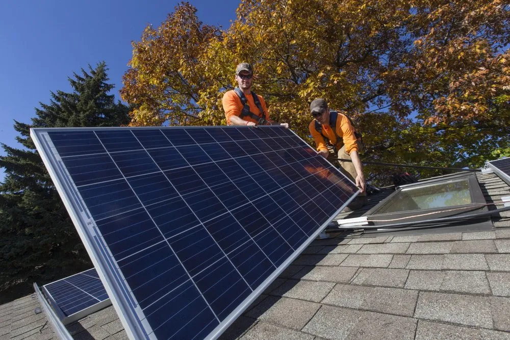 Expert electrician providing emergency electrical service in ,