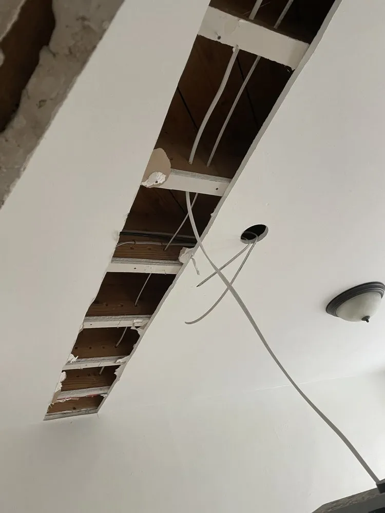 Professional electrician providing outlet and switch repair in St. Louis, MO - ARCH ELECTRIC