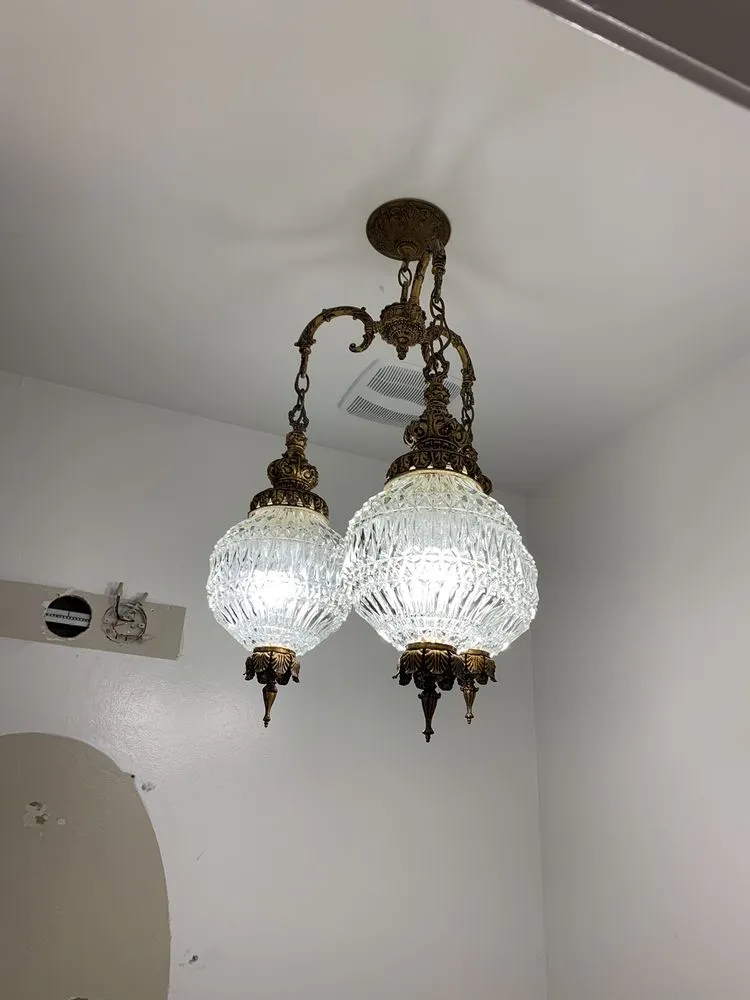 Licensed electrician providing electrical repair in , 