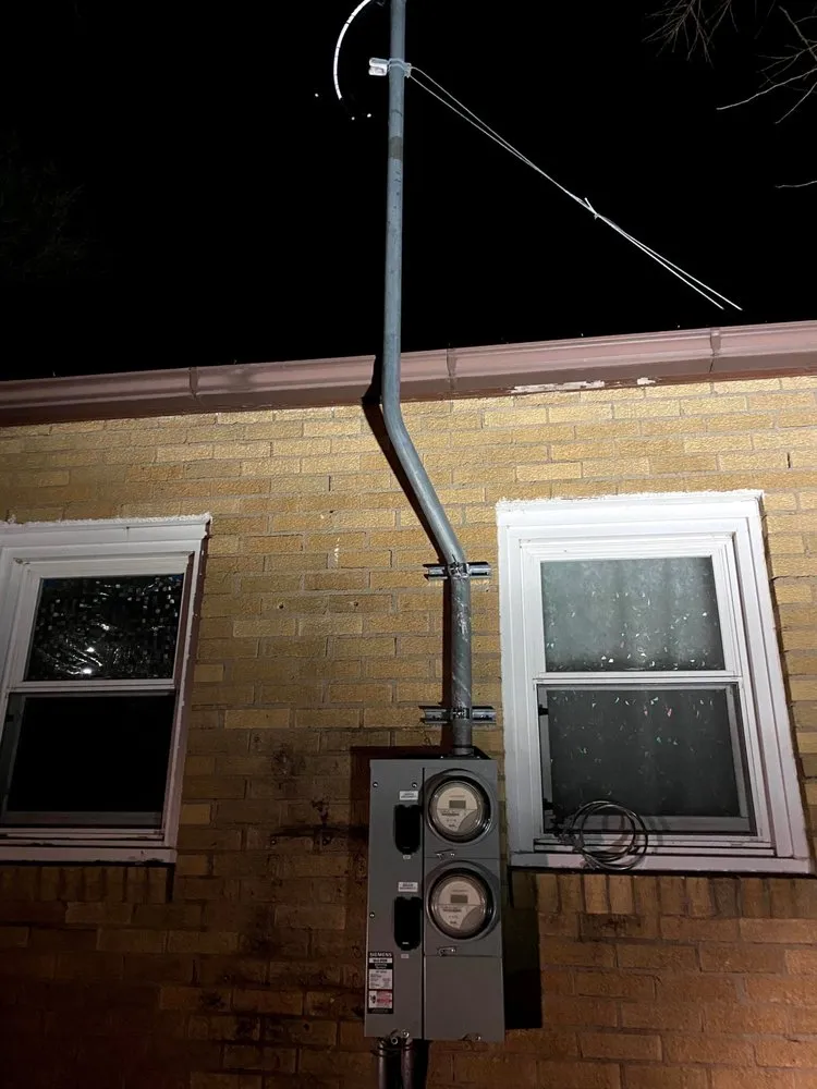 Professional electrician providing circuit breaker repair in , 