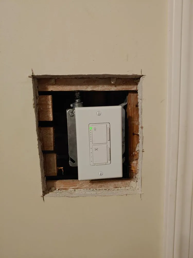 Expert electrician providing emergency electrical service in , 