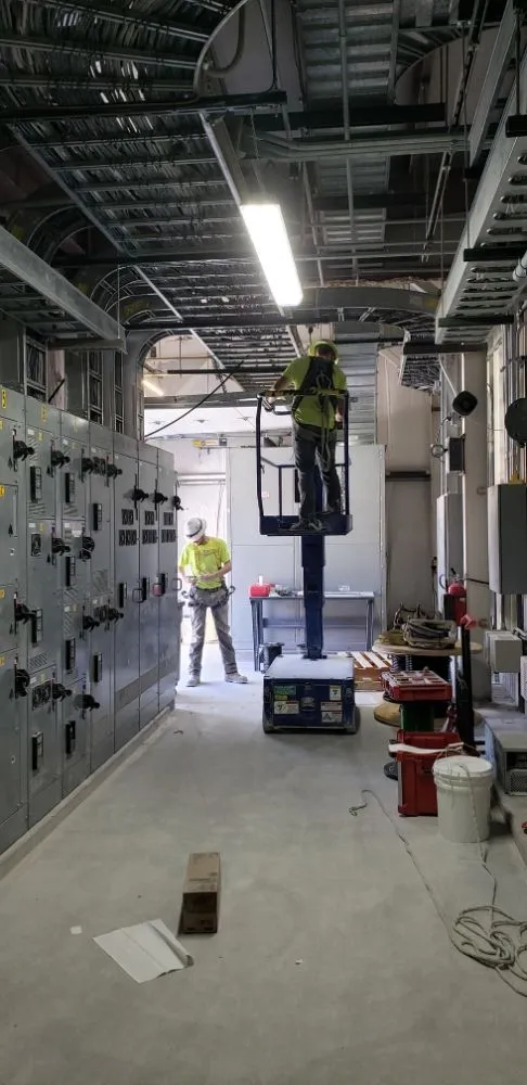 Licensed electrical service for homes in lighting installation, by