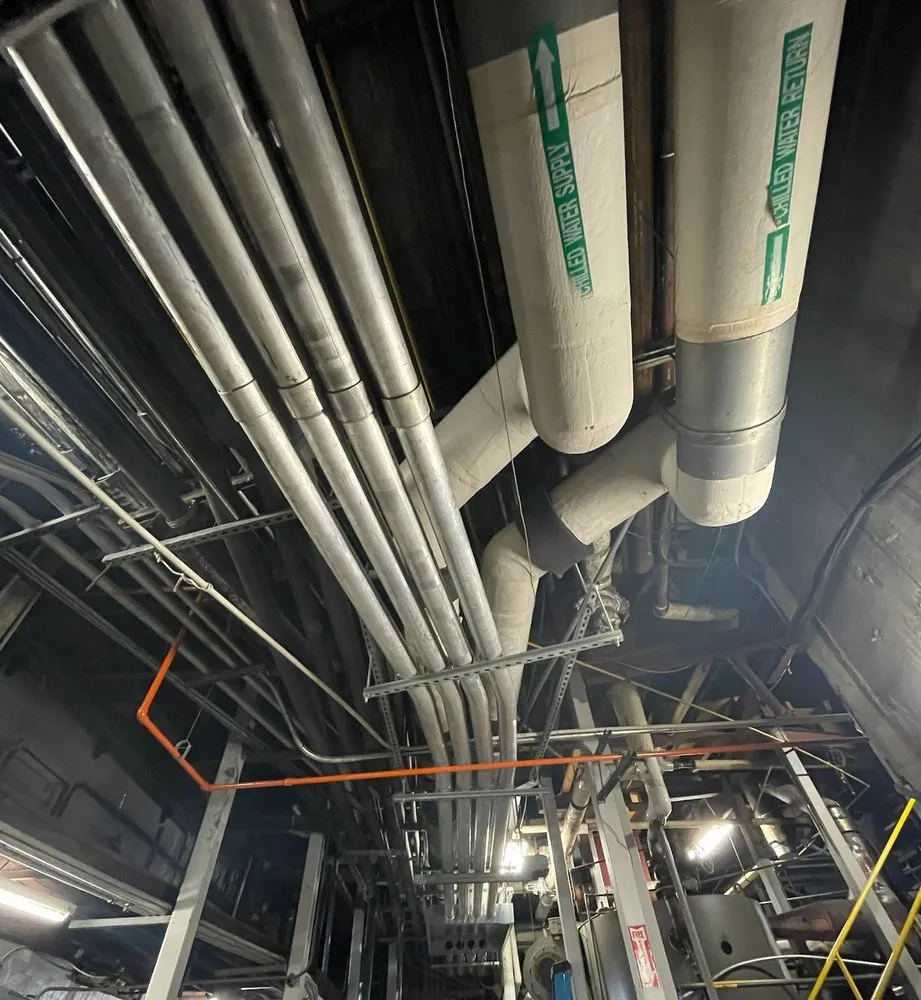 Expert electrician providing emergency electrical service in , 