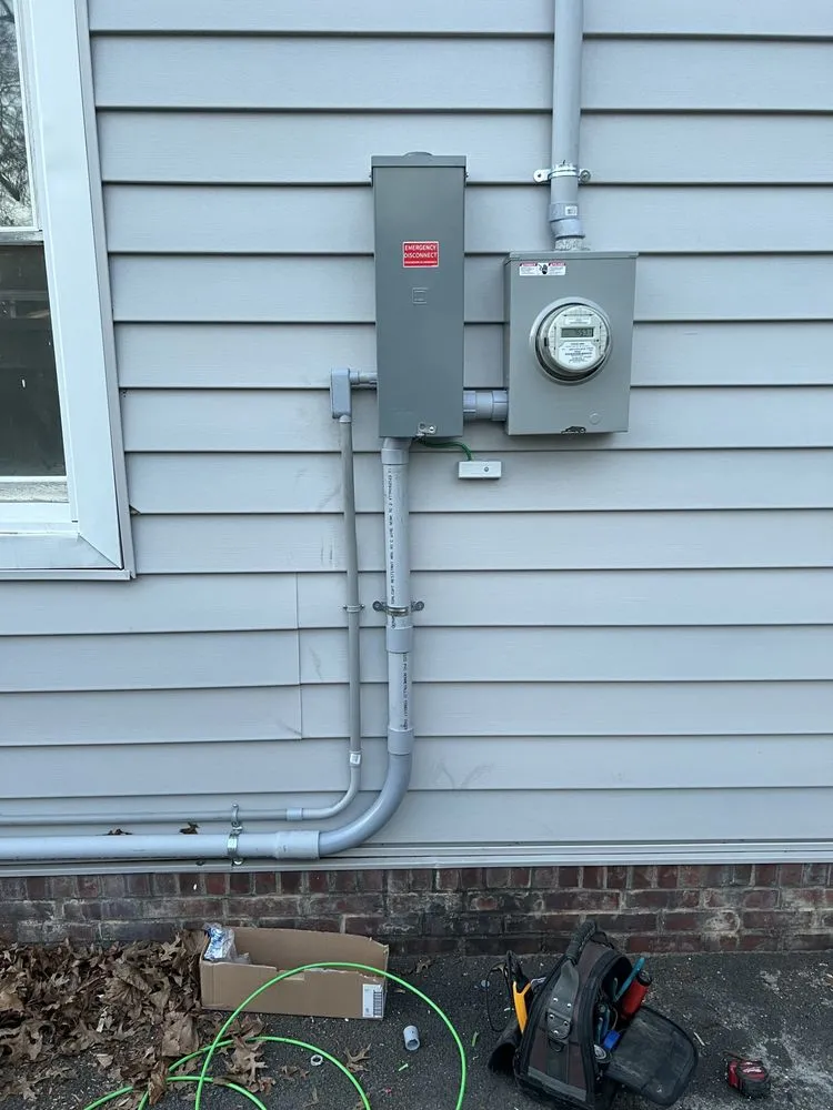 Emergency electrician providing emergency electrical service in , 