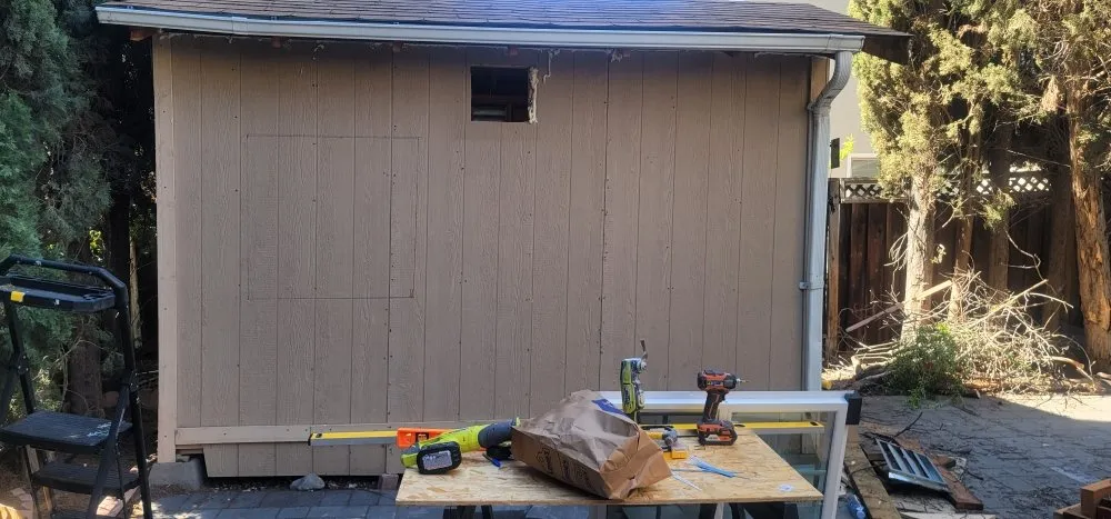 Licensed electrician providing electrical repair in , 