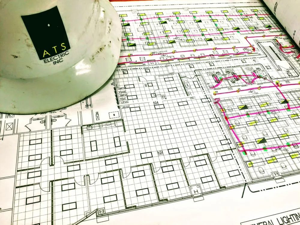 Licensed electrician providing electrical repair in , 