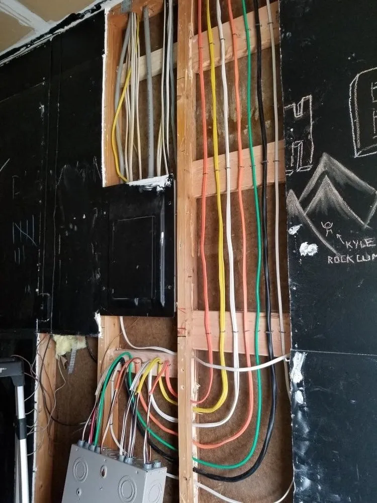 Emergency electrician providing circuit breaker repair in , 