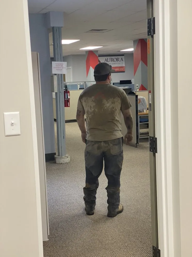 Emergency electrician providing emergency electrical service in , 