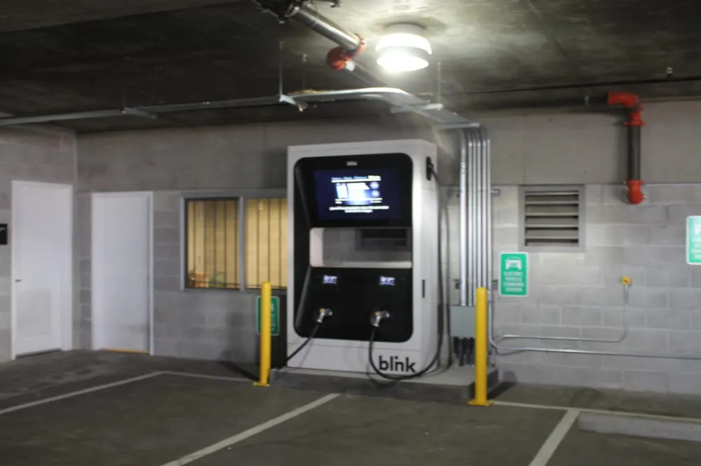 Reliable electrician providing emergency electrical service in , 