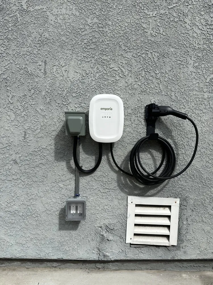 Emergency electrician providing lighting installation in ,