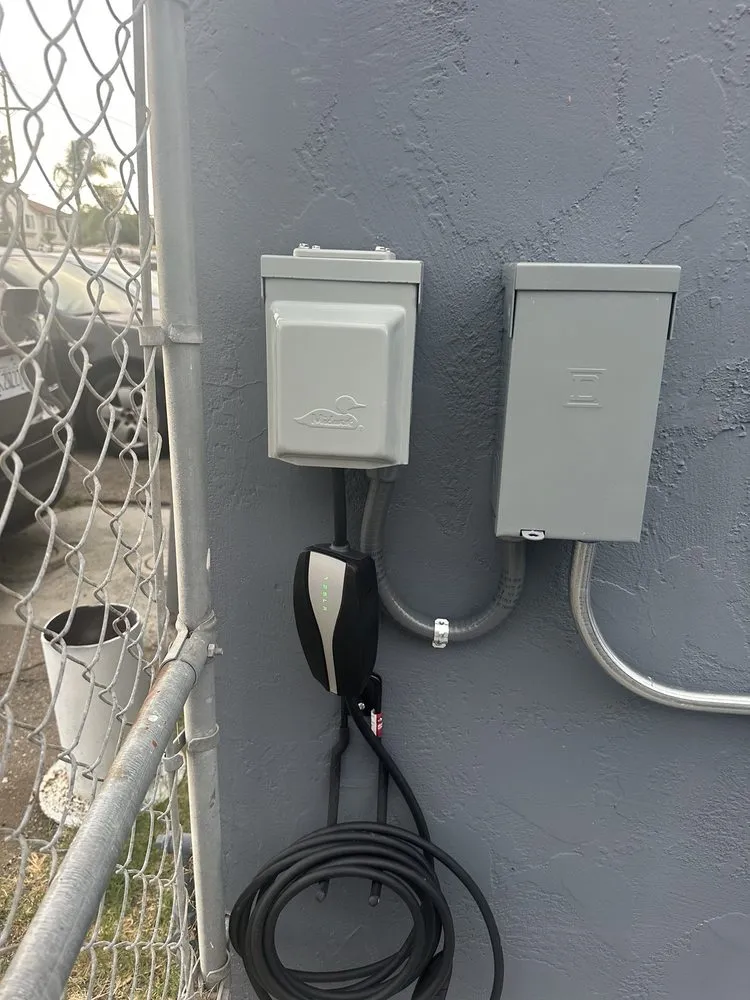 Professional electrician providing electrical repair in , 