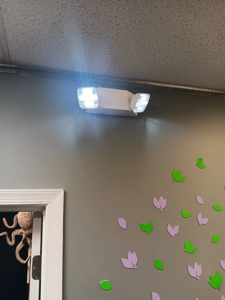 Affordable electrician providing circuit breaker repair in , 