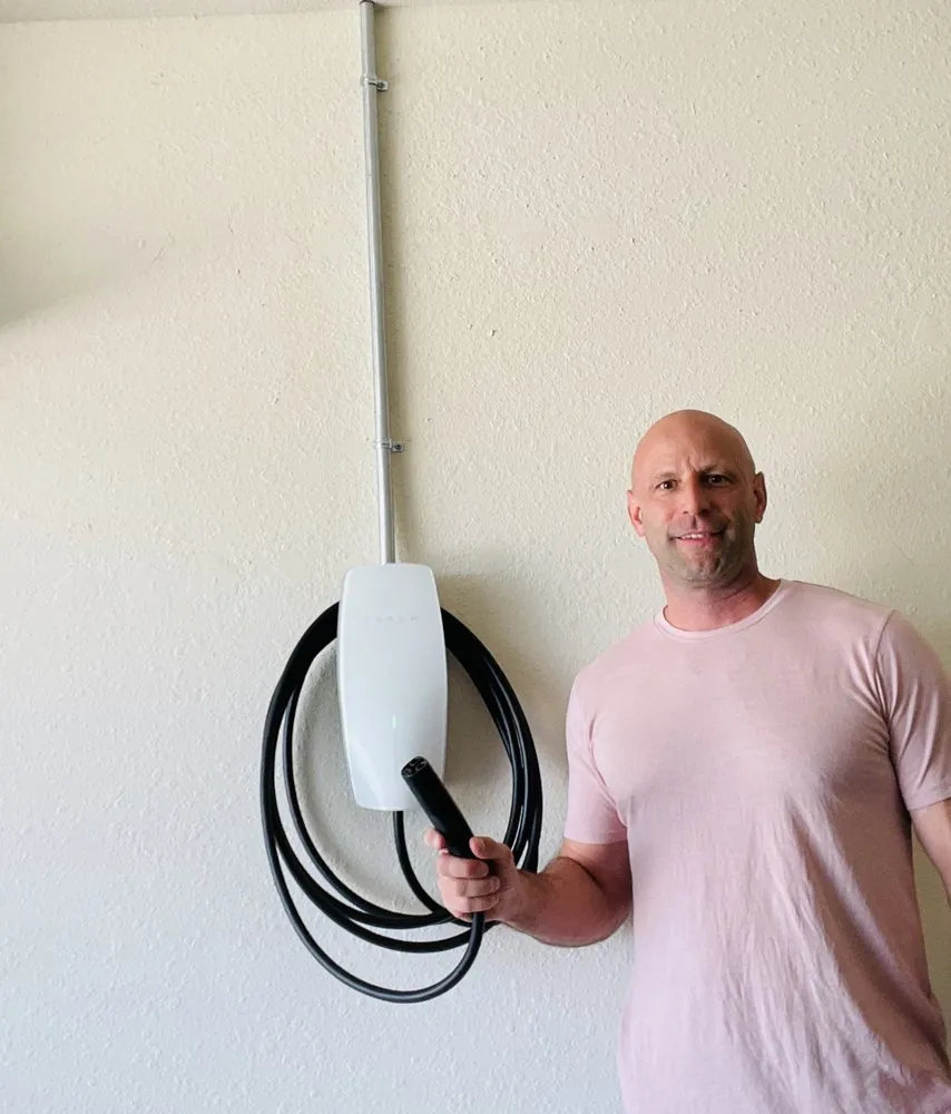 Professional electrician providing emergency electrical service in , 