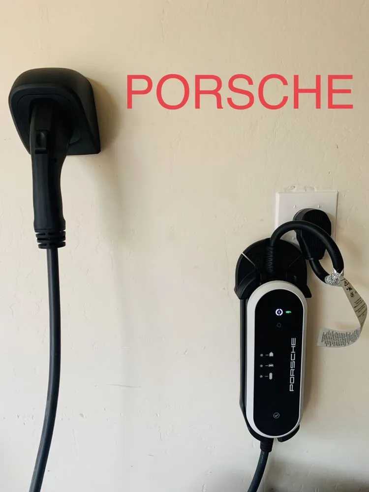 Trusted electrician providing circuit breaker repair in , 