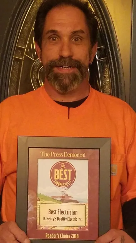 Emergency electrician providing circuit breaker repair in , 