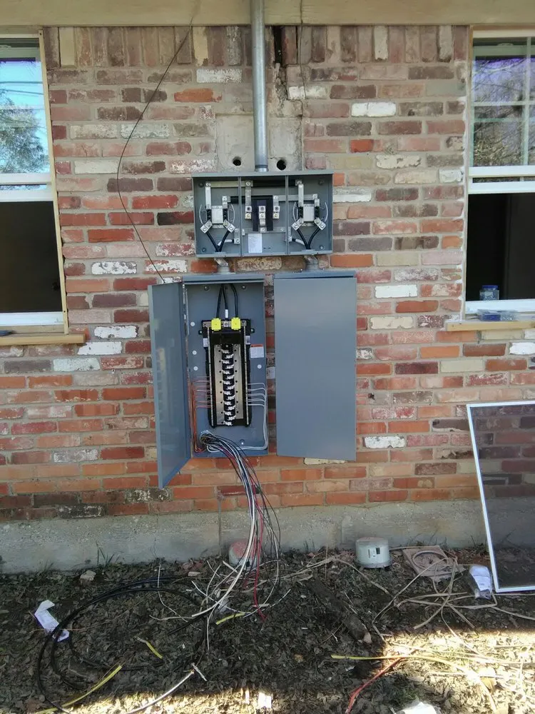 Licensed electrician providing circuit breaker repair in ,